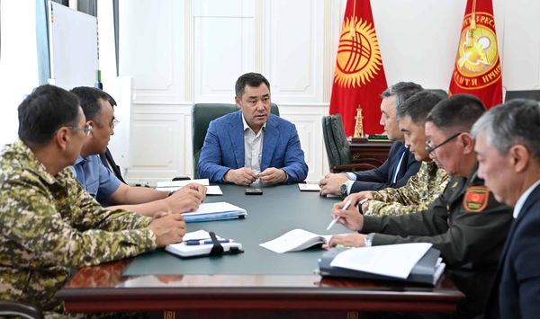 Садыр Жапаров поручил как можно скорее отстроить и восстановить дома в Баткене изображение публикации