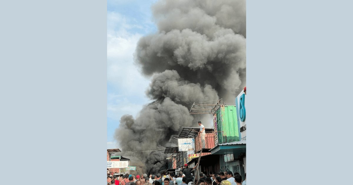 Горит рынок «Кудайберген» — МЧС направил туда четыре пожарных расчета. ВИДЕО изображение публикации