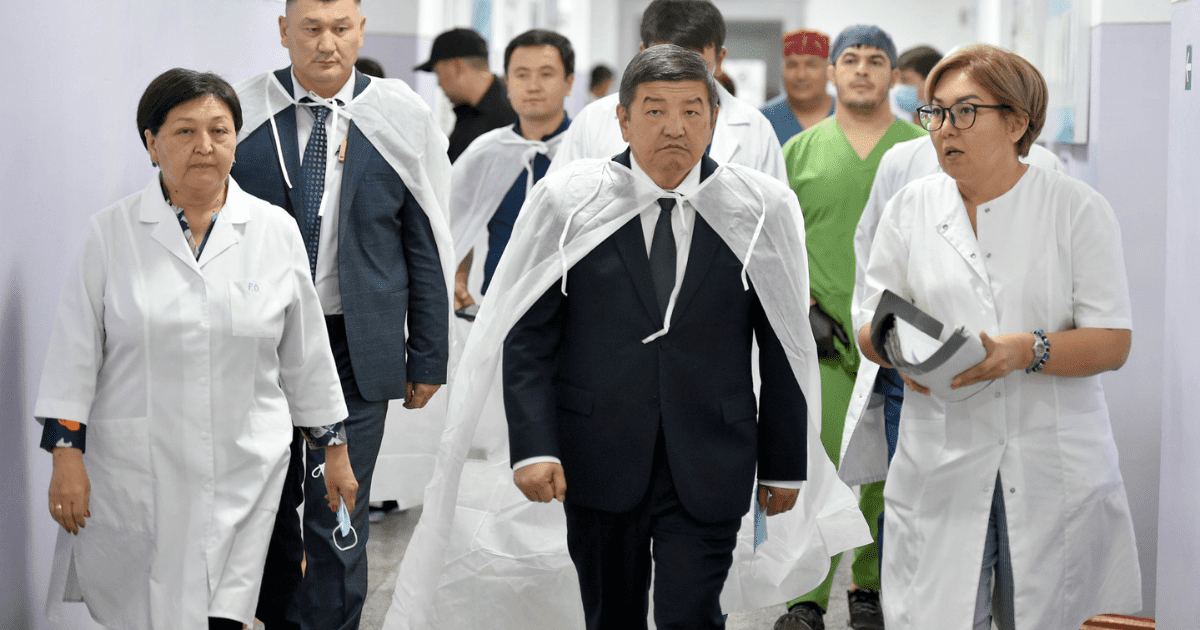 Акылбек Жапаров навестил раненных детей и взрослых изображение публикации