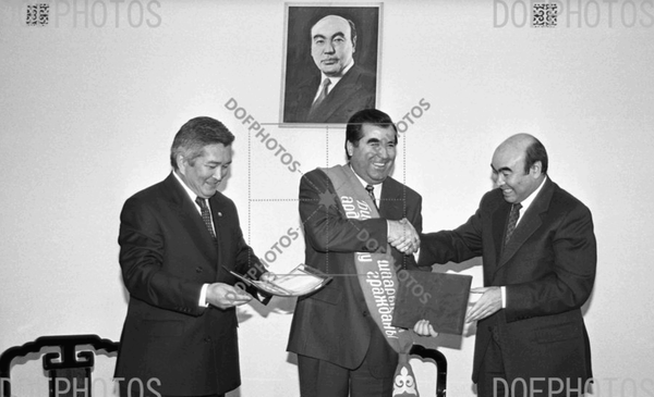 Эмомали Рахмона лишат звания почетного гражданина Бишкека изображение публикации