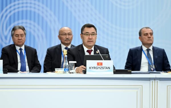 Даже за границей Садыр Жапаров пьет воду отечественного производителя – СМИ изображение публикации