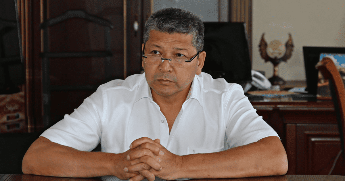 На курултае освистали представителя президента в Ошской области – ему пришлось уйти со сцены изображение публикации