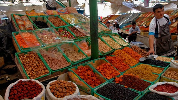 Сборы за пользование торговым местом на рынках превысили 1.1 млрд сомов изображение публикации