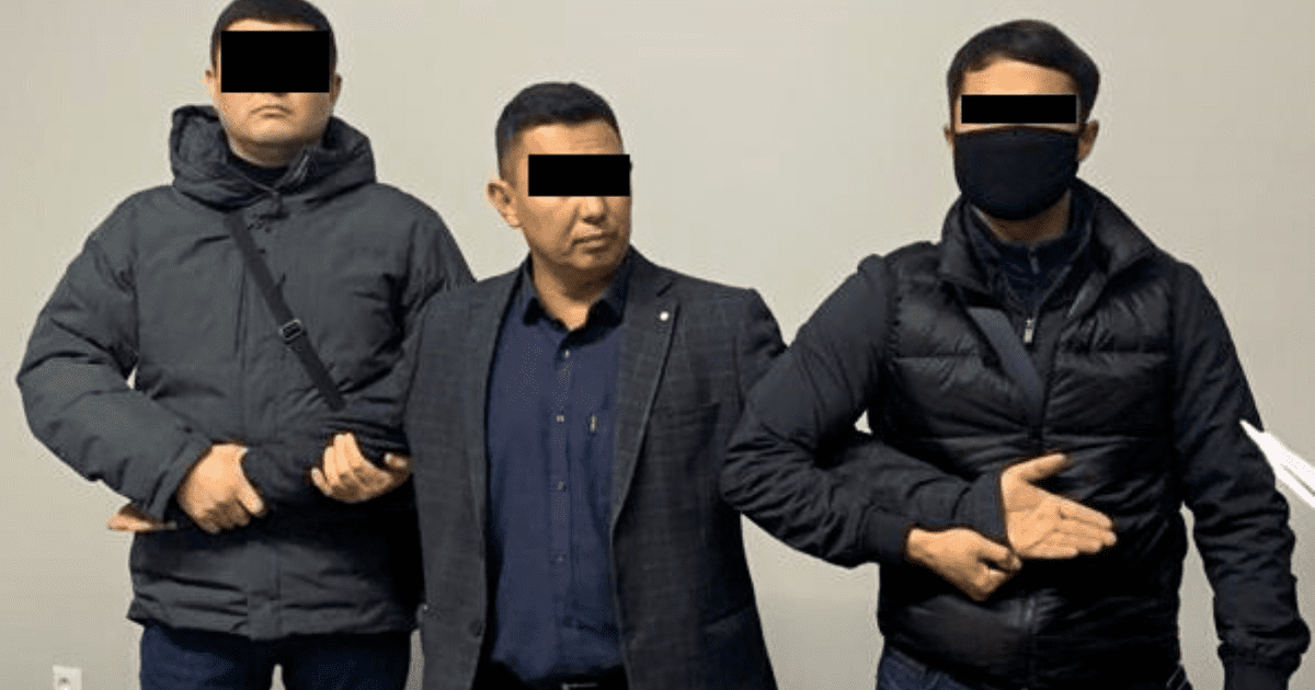 Собирал деньги с водителей автобусов, угрожая увольнением — в Бишкеке задержали чиновника изображение публикации