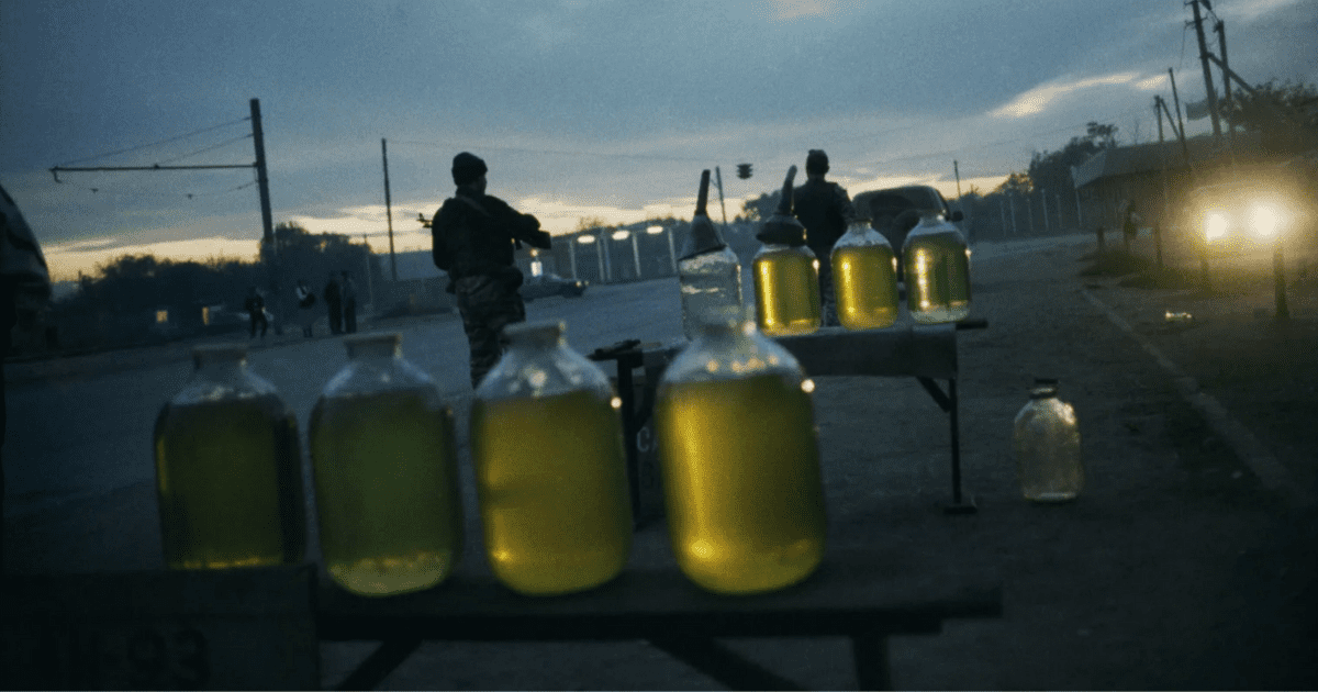 ГКНБ выявил канал незаконного ввоза ГСМ из Казахстана – легализовал топливо в КР инспектор Налоговой службы изображение публикации