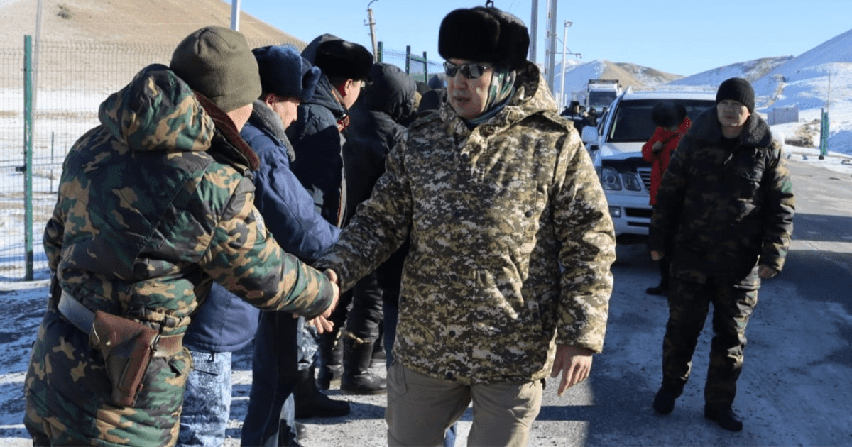 Водители пожаловались на плохие условия на КПП «Торугарт» — там нет даже туалета изображение публикации