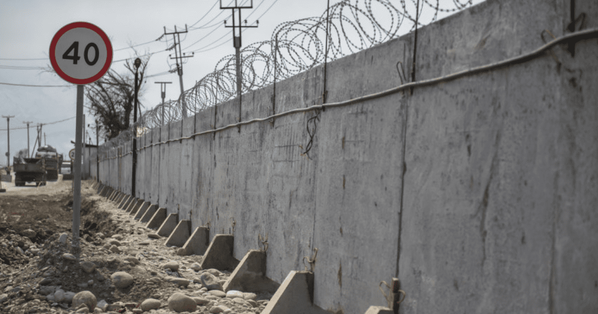 Мэрия снесла несколько домов при установке ограждений вокруг мусорного полигона изображение публикации