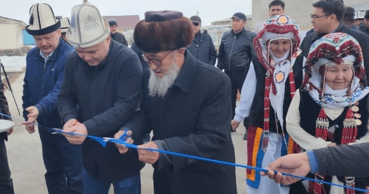 Депутаты ЖК торжественно перерезали ленту — и открыли банкомат изображение публикации