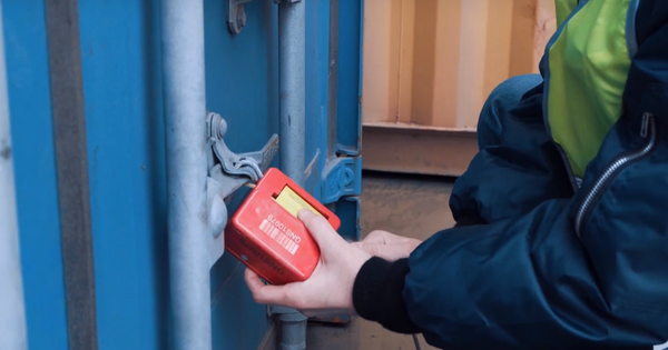 На отправляемые в Казахстан и Россию товары до сентября будут вешать электронные пломбы — это пилотный проект изображение публикации