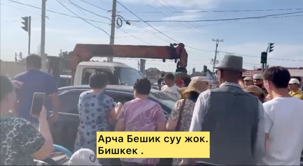 Жители «Арча-Бешика» перекрыли Южную магистраль из-за отсутствия воды изображение публикации