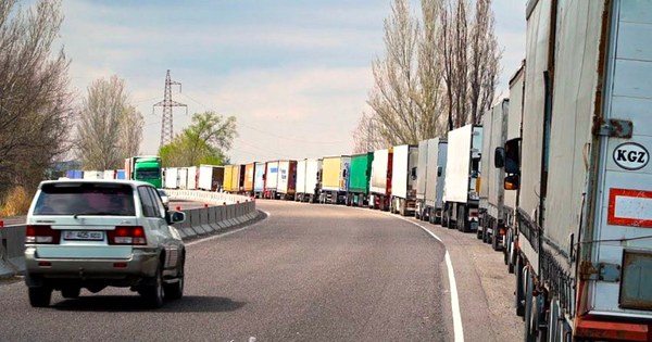 На границе с Казахстаном вновь заторы — стоят более 200 машин изображение публикации