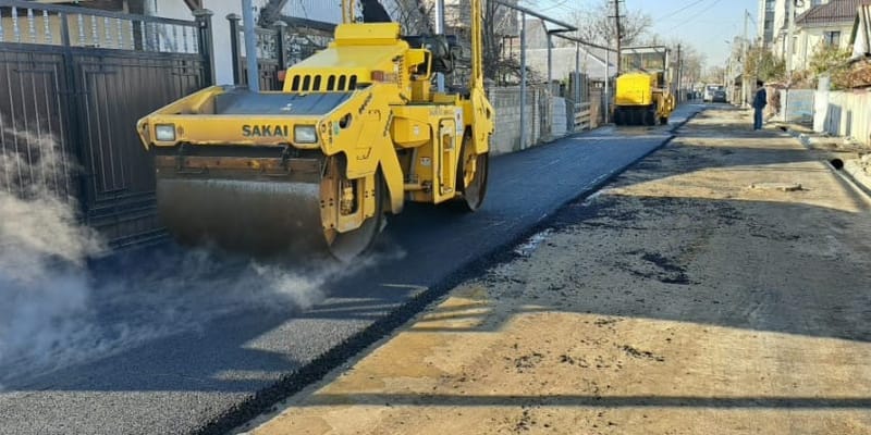 На Дубосековской улице в Бишкеке укладывают новый асфальт изображение публикации