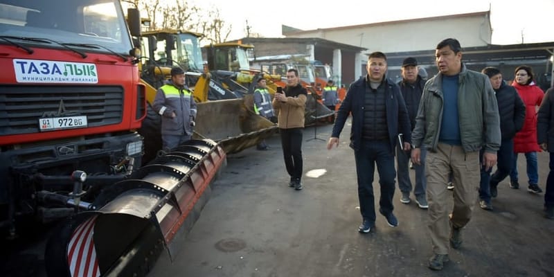 Предприятие «Тазалык» подготовило технику и запасы соли к зиме. Фото: мэрия Бишкека.