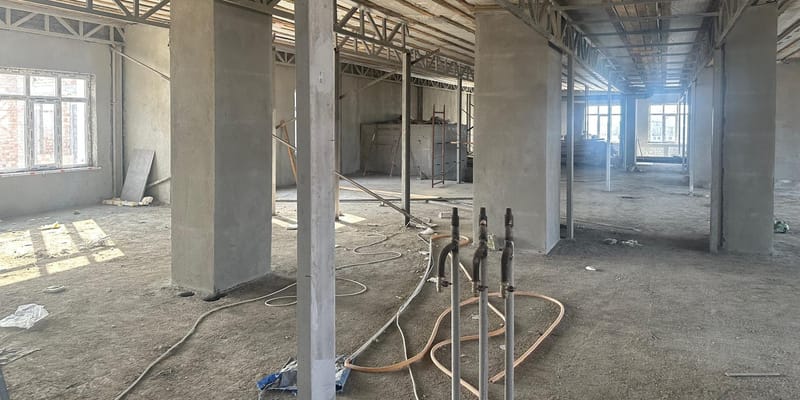 Стройкомпанию в Бишкеке оштрафовали на 423 тысячи сомов за отклонение от проекта и нарушение норм изображение публикации