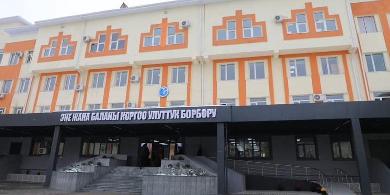 Камчыбек Ташиев в НЦОМиД: передача медоборудования, обещание парковки на 180 мест и служебных автомобилей, заявления о повышении зарплат медикам