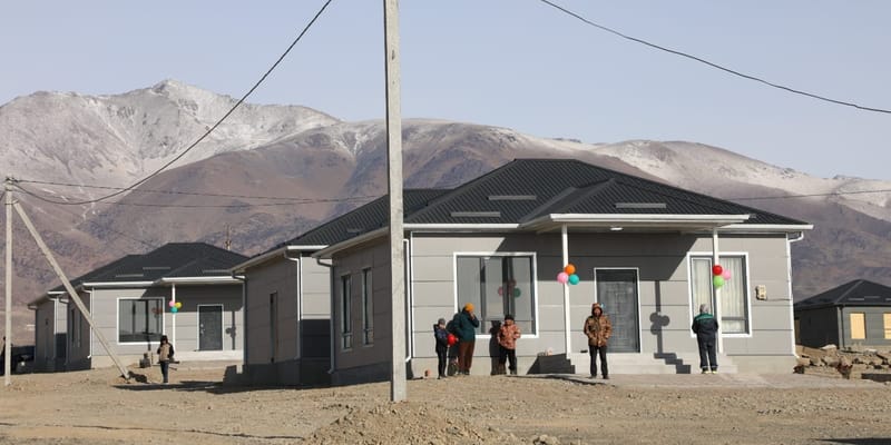 Шесть семей переселили из зоны у железной дороги в Балыкчы — Ташиев вручил ключи от новых домов изображение публикации