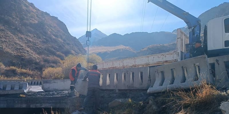 На трассе Бишкек – Ош обновляют защитные парапеты изображение публикации