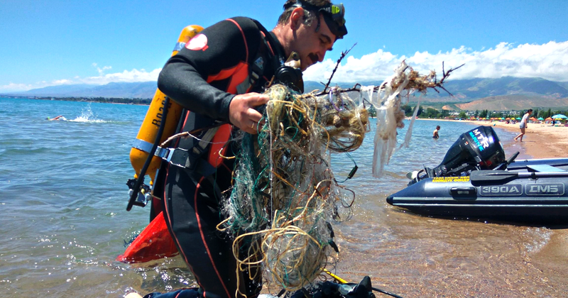 С 2023 года МЧС извлекло из Иссык-Куля 43 тонны мусора и 400 км сетей