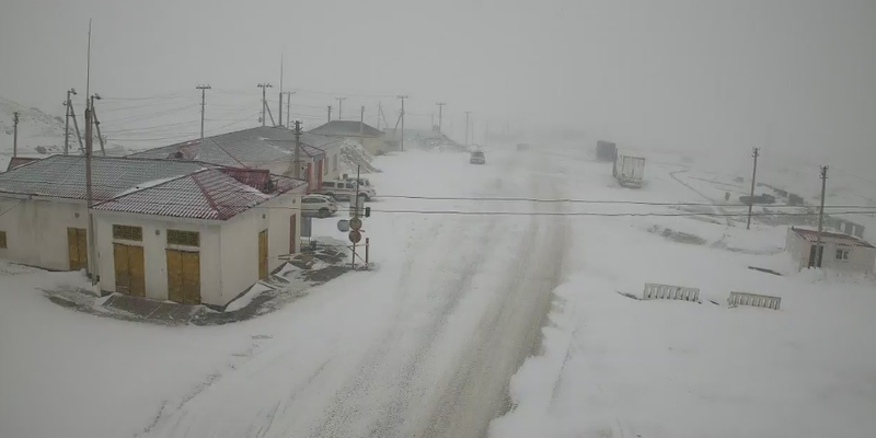 Минтранс ограничил движение тяжелых грузовиков на Тоо-Ашуу из-за снегопада изображение публикации