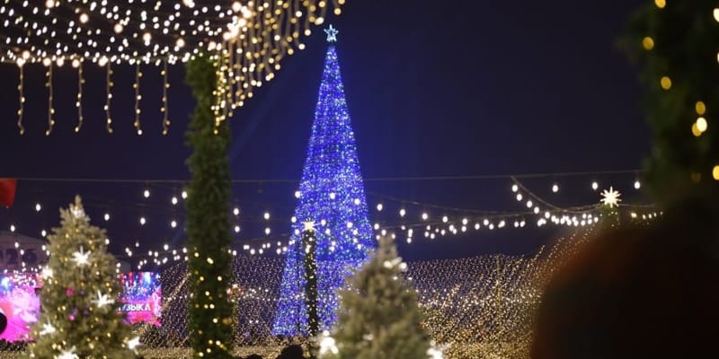 Церемония зажжения огней главной новогодней елки на площади Ала-Тоо в Бишкеке 15 декабря 2025 года. Фото: мэрия.