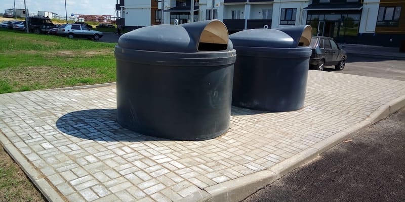 Минстрой предлагает обязать застройщиков проектировать подземные мусорные баки и локальную канализацию изображение публикации