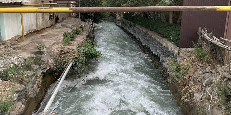 Компания в Оше незаконно заняла водоохранную зону канала «Жекелик» и получила серию штрафов изображение публикации