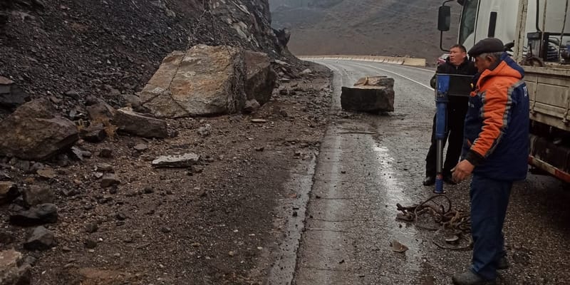 Дожди спровоцировали камнепад на участке Бишкек—Ош: движение восстановлено