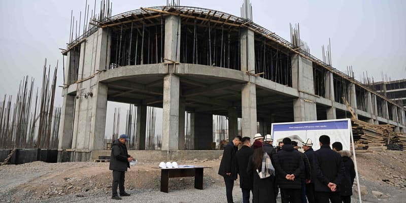 В Манасе строят Дворец спорта, кардиоцентр и президентский лицей: Касымалиев проинспектировал стройки изображение публикации