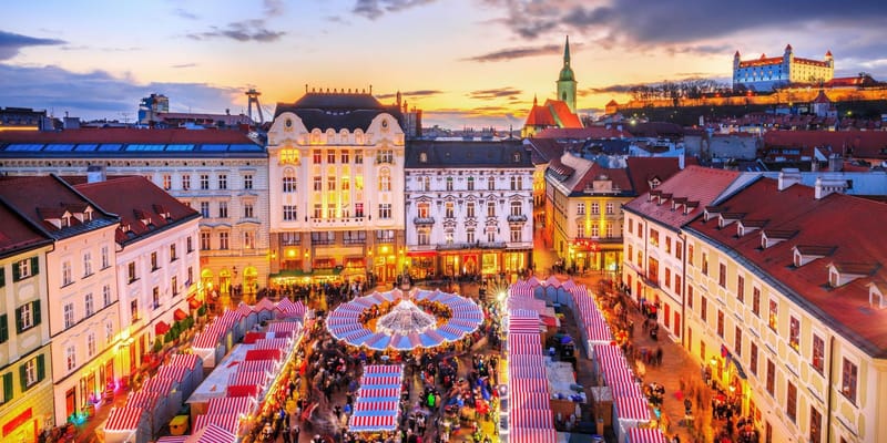 КР и Словакия ввели безвизовый режим для владельцев дипломатических и служебных паспортов