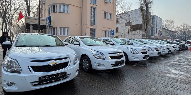 Передача 9 служебных автомобилей Chevrolet Cobalt Институту Акыйкатчы в Бишкеке, 19 декабря 2025 года.