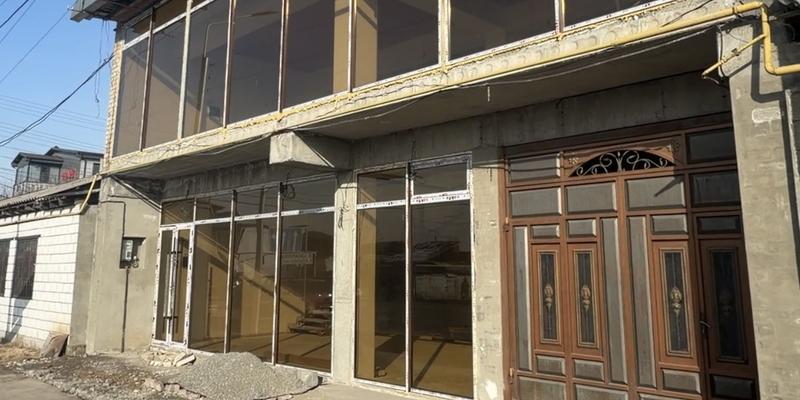 Незаконное офисное здание в Манасе обязали снести в течение 20 дней изображение публикации