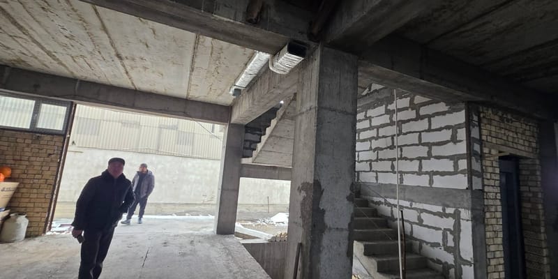 Минстрой оштрафовал подрядчика на стройке 12-этажки в Ошской области изображение публикации