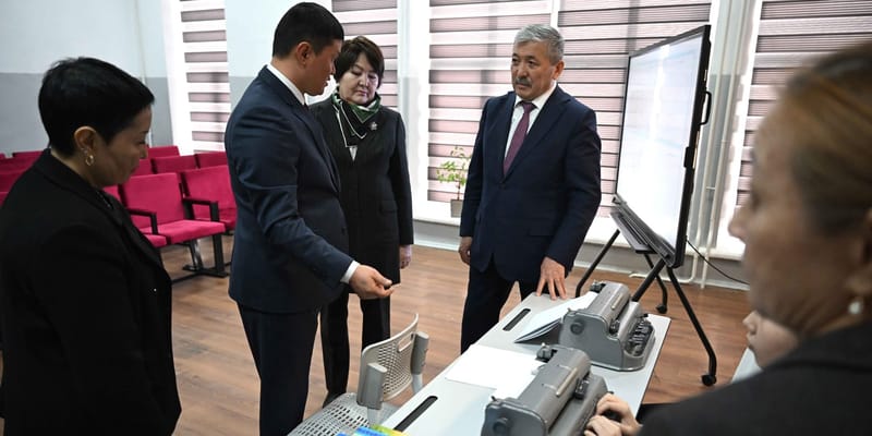 Школе-интернату в Бишкеке передали 10 брайлевских машинок Perkins