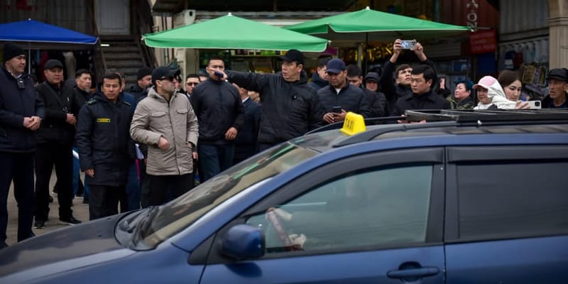 Выговоры и демонтаж: мэр Бишкека проинспектировал рынки «Дордой», «Динар» и «Чынар» изображение публикации