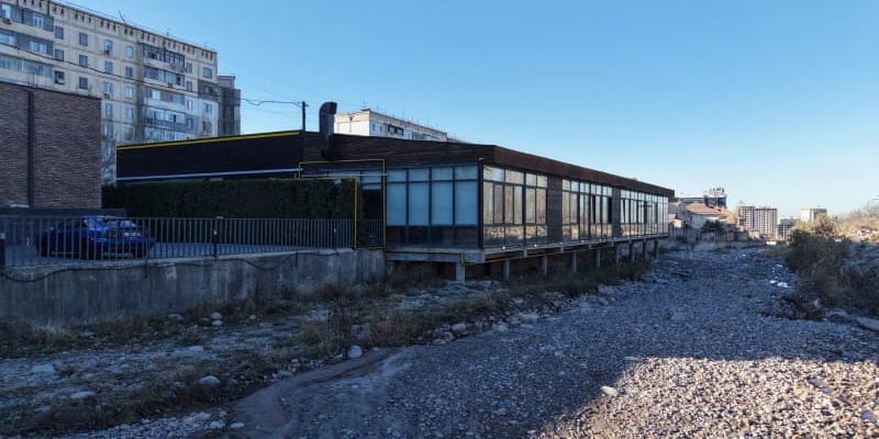 В Бишкеке сносят часть кафе «Аль Бухари» и пристройку над рекой Аламедин изображение публикации