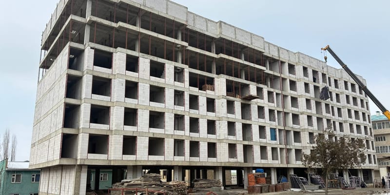 Минстрой оштрафовал стройкомпанию в Кызыл-Кие на 200 тысяч сомов изображение публикации