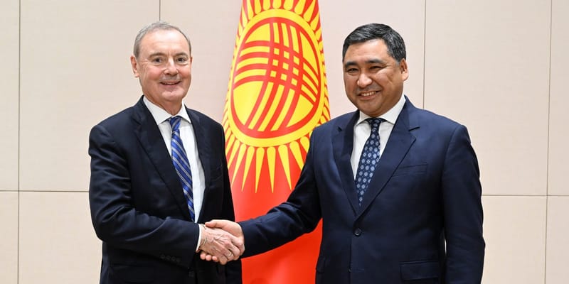 Данияр Амангельдиев и Дэвид О’Салливан на встрече по санкциям в Кыргызстане 26 февраля 2026 года