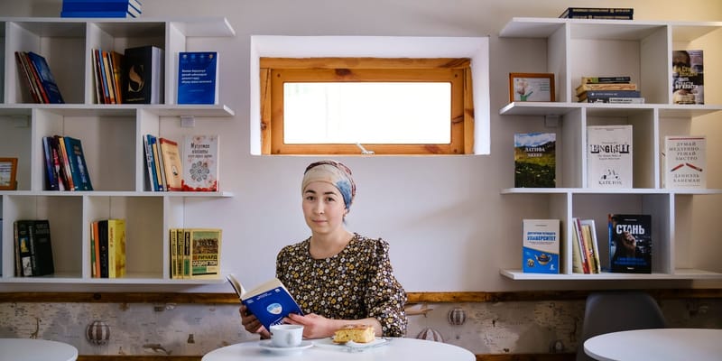 «Всё начинается с мечты»: история Дүйшөнкула Садыкова, открывшего кафе-читальню «Book&Bite» в родном Пульгоне изображение публикации