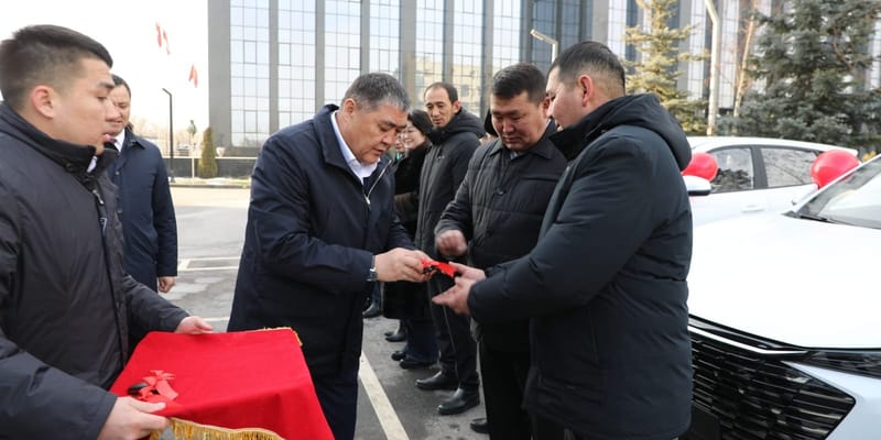 Камчыбек Ташиев передал медучреждениям Нарынской области 20 автомобилей изображение публикации