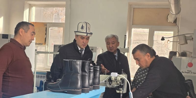 Глава Минсоцтруда проверил, как модернизируют протезный центр в Оше изображение публикации