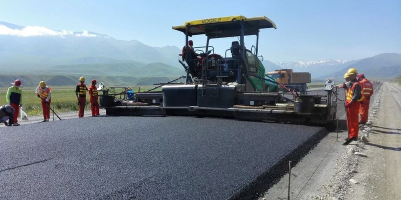 Дорожная техника на реконструкции трассы Комсомол — Тюрк-Абад в Джалал-Абадской области.
