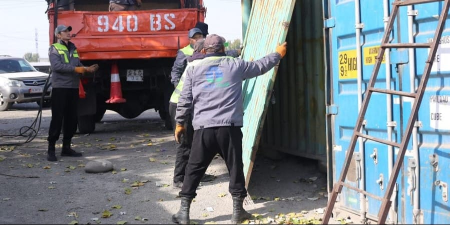 Мэрия Бишкека принудительно демонтирует 24 торговых объекта на улице Ауэзова изображение публикации