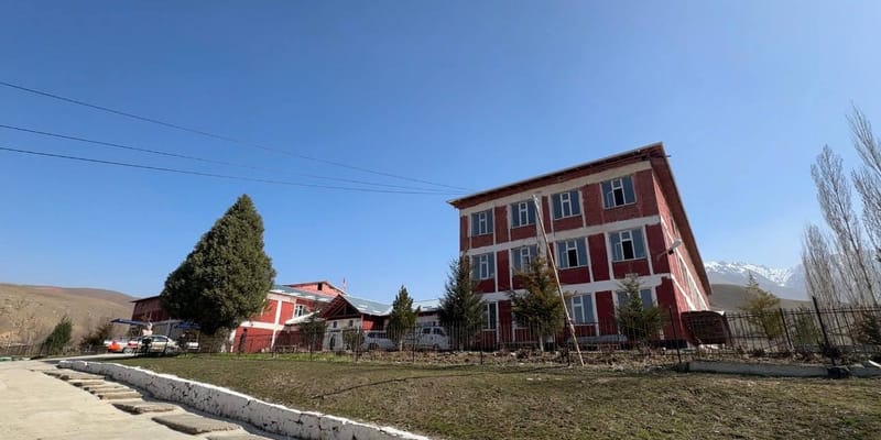 В Кара-Суу за 64 млн сомов капитально ремонтируют школу.