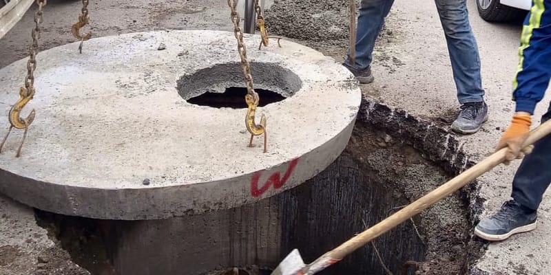 В Бишкеке внедряют новую технологию установки дорожных люков