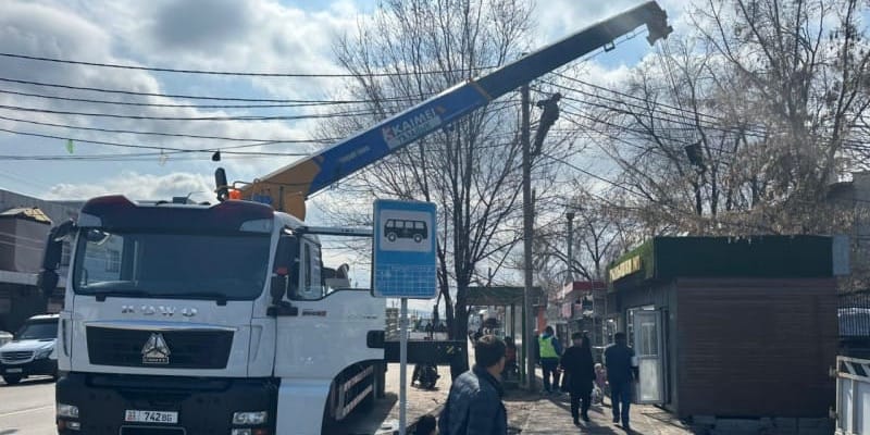 Демонтаж незаконных торговых павильонов на пересечении улиц Патриса Лумумбы и Волкова в Бишкеке.