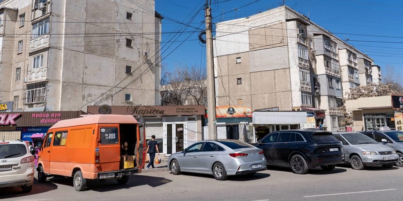 В Бишкеке временно запретили размещение киосков и павильонов у многоквартирных домов.