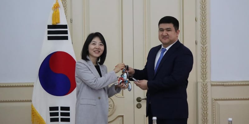 Корея передала госорганам Кыргызстана 10 электромобилей Hyundai