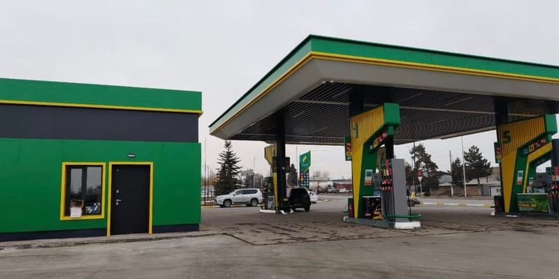 В Караколе  ОсОО «Газ Инвест» оштрафовали на 200 тысяч сомов за незаконную реконструкцию АЗС. Фото: Минстрой.