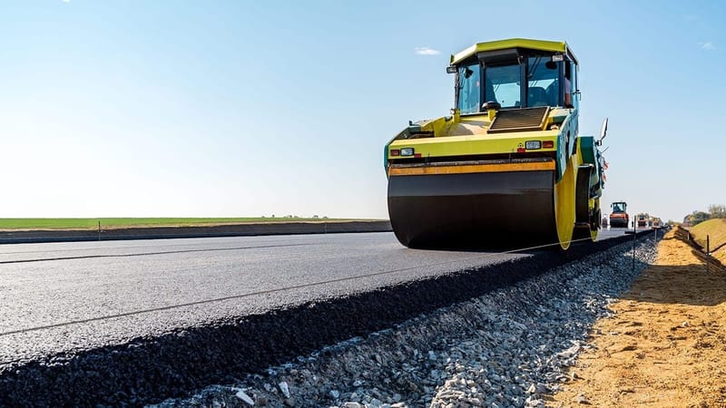 Техника Минтранса КР на укладке асфальта в Жети-Огузском районе, весна 2026 года.