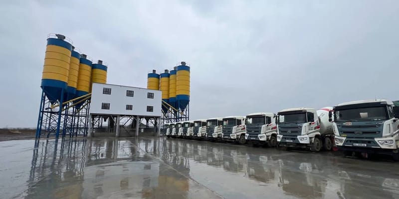 В Манасе строят камнедробильный завод.